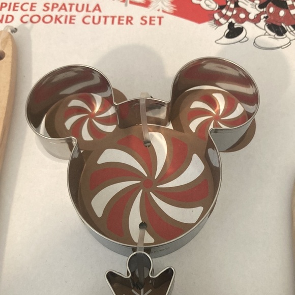 Disney Mickey Mouse Christmas 4 Piece Spatula and Cookie Cutter Set - Picture 2 of 8